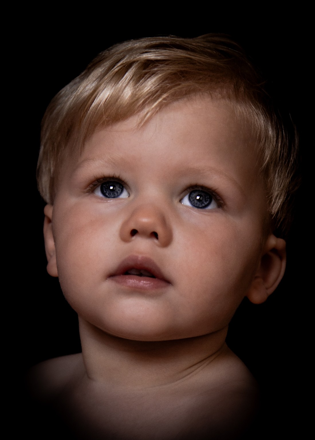 Close-up kinderportret met helder licht in de ogen