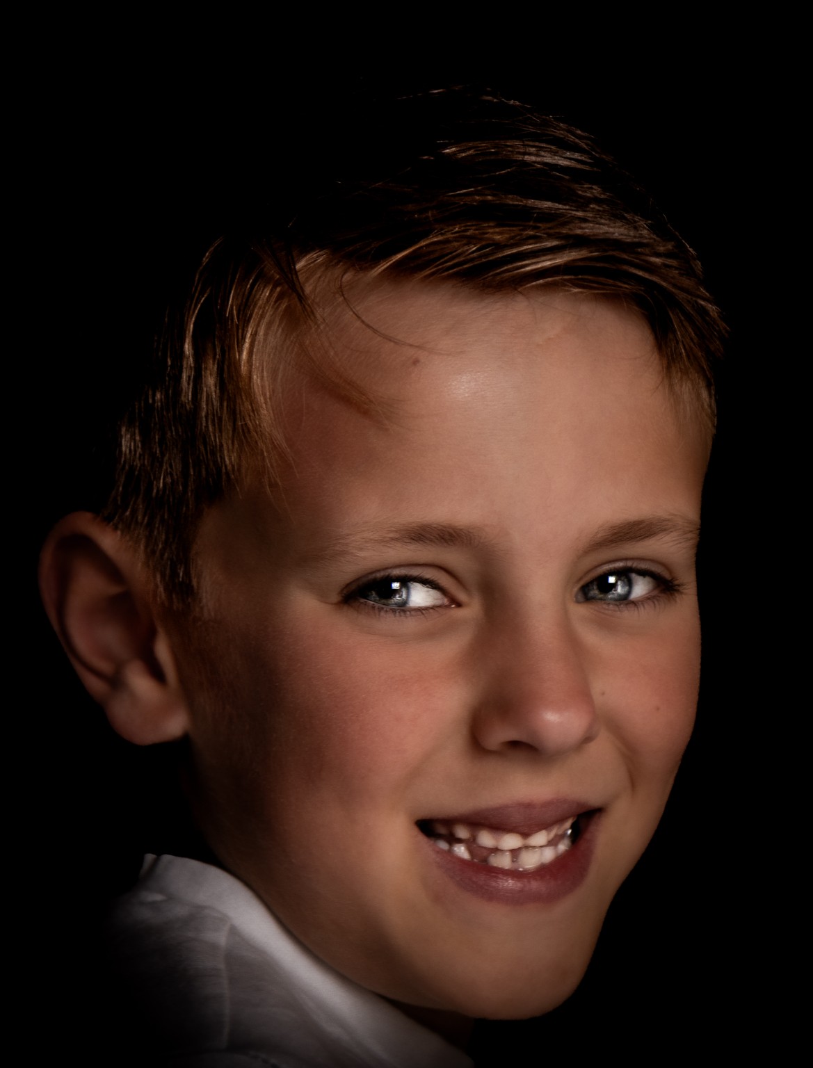 Portret van een jongen met een speelse blik