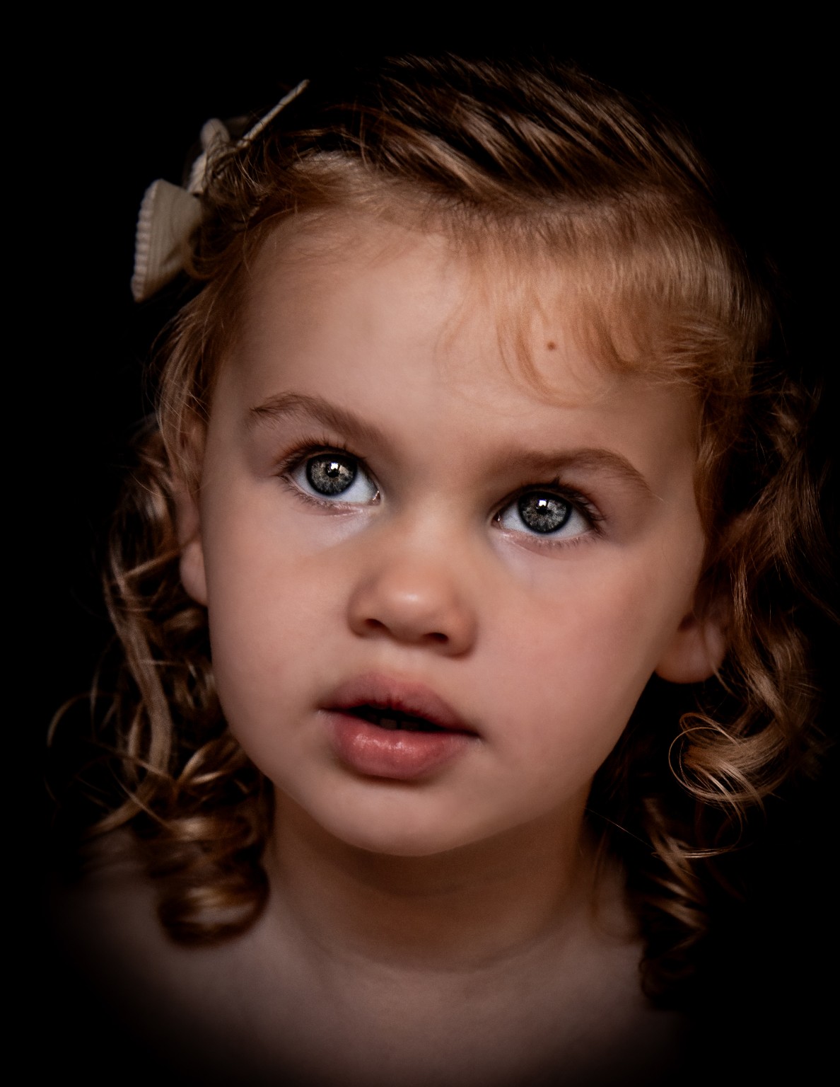 Rustig portret van een meisje met krullen