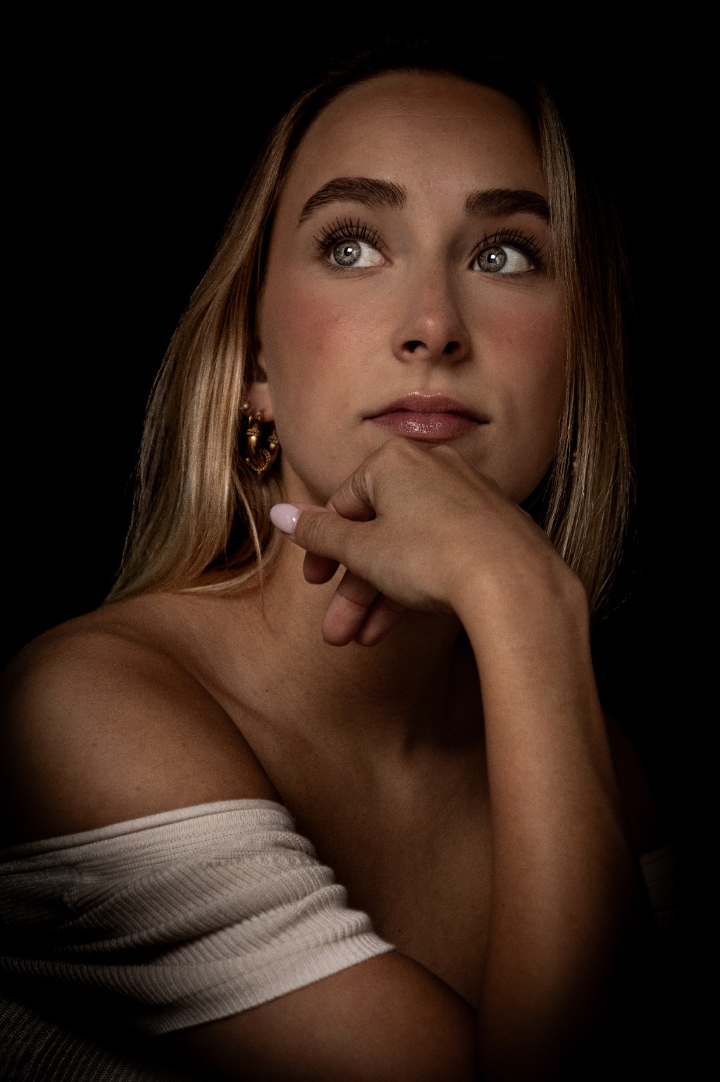 Fine art portret van een jonge vrouw die omhoog kijkt
