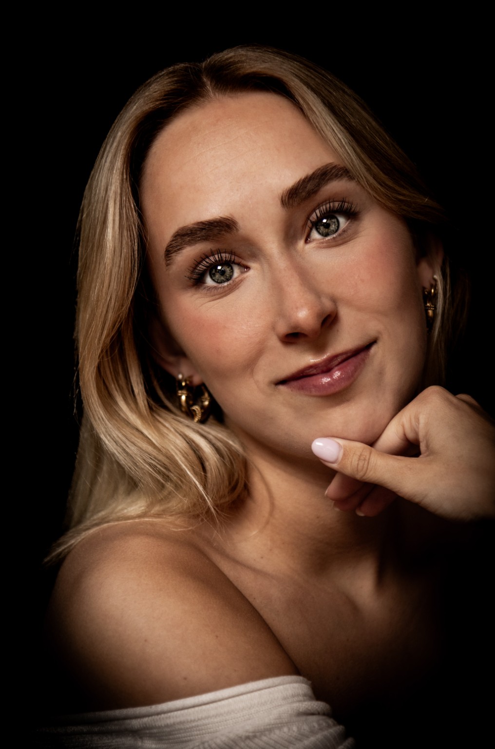 Warm portret van een jonge vrouw